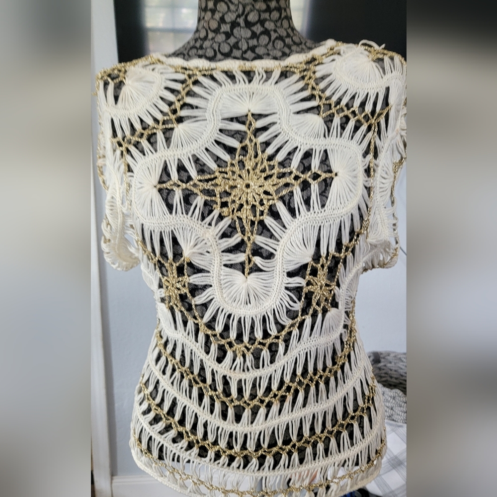 Cream & Gold Crochet Top 》read description